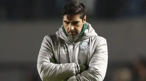Abel Ferreira toma decisão sobre contratação de novos zagueiros no Palmeiras.