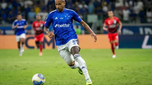 Matheus Pereira em campo pelo Cruzeiro em partida contra o Athletico Paranaense pelo Brasileirão. (Associated Press / Alamy Stock Photo)