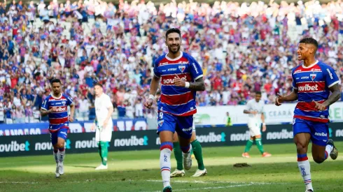 Lucero comemora gol do Fortaleza em partida contra o Juventude. (AGIF / Alamy Stock Photo)