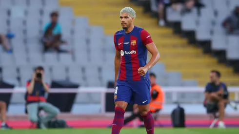 Ronald Araújo, zagueiro do Barcelona. (Photo by Eric Alonso/Getty Images)