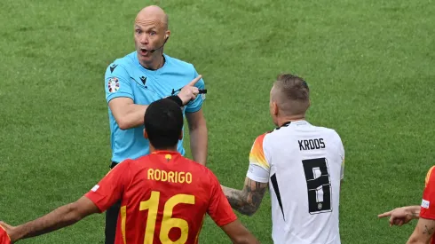 Arbitragem de Anthony Taylor foi alvo de muitas críticas (Foto: Clive Mason/Getty Images)