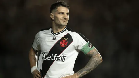 Vegetti, jogador do Vasco, durante partida contra o Botafogo, no estádio de São Januário, pelo Campeonato Brasileiro A 2024. AGIF / Alamy Stock Photo