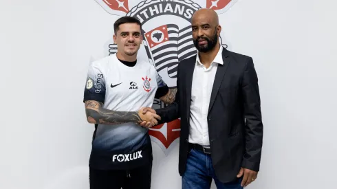 Fagner e Fabinho Soldado após assinatura de contrato. Foto: Rodrigo Coca/Agência Corinthians