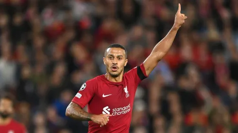 Thiago Alcântara pode ser contratado pelo Barcelona em nova função: "Pedido de Hansi Flick". (Photo by Stu Forster/Getty Images)