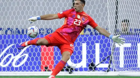 Dibu Martinez durante a partida das quartas de final da Copa América, entre Argentina e Equador. (Associated Press / Alamy Stock Photo)