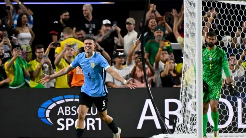 Ugarte celebra seu pênalti convertido nas quartas, no confronto entre Uruguai e Brasil. (Associated Press / Alamy Stock Photo)