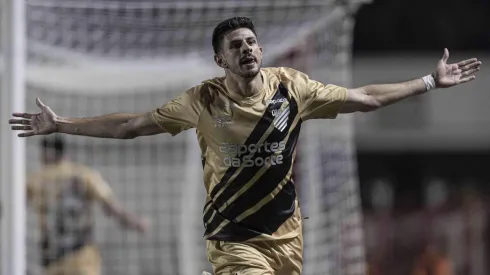 Di Yorio durante a comemoração de seu gol, na partida entre Atlético-GO e Athletico Paranaense. (Associated Press / Alamy Stock Photo)