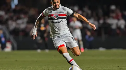 Luciano carrega a bola durante a partida entre São Paulo e RB Bragantino no Brasileirão. (Sipa US / Alamy Stock Photo)