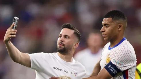 Mbappé tira foto com fã na Euro. Foto: Alex Grimm/Getty Images
