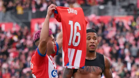 Yan Couto e Savinho lado a lado no Girona. Foto: David Ramos/Getty Images