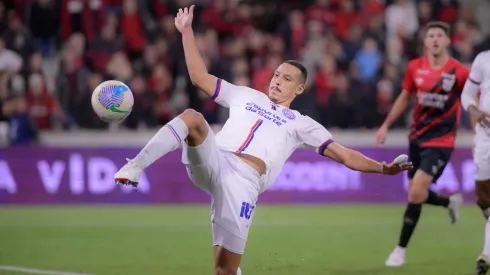 Gabriel Xavier em ação na partida entre Athletico Paranaense e Bahia no Brasileirão. (Foto Arena LTDA / Alamy Stock Photo)