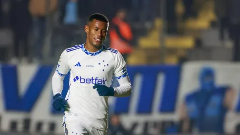 Arthur Gomes durante a comemoração de seu gol, na partida entre Grêmio e Cruzeiro pelo Brasileirão. (Associated Press / Alamy Stock Photo)