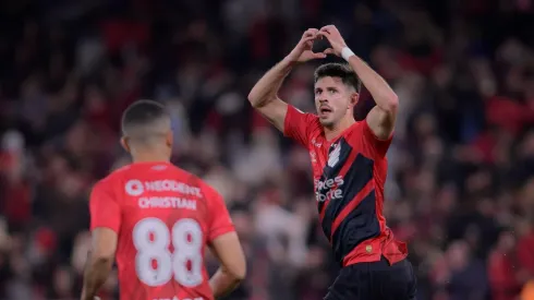 Di Yorio comemora seu gol, no jogo entre Athletico Paranaense e Bahia, no Brasileirão. (Foto Arena LTDA / Alamy Stock Photo)