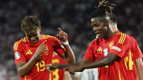 Lamine Yamal comemorando gol ao lado de Nico Williams