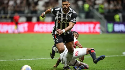 Hulk passa pela marcação de Luiz Gustavo no confronto entre Atlético-MG e São Paulo, no Brasileirão. (Associated Press / Alamy Stock Photo)