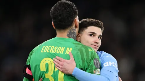 Ederson e Julian Alvarez (Photo by Stu Forster/Getty Images)