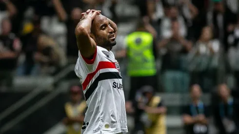 Lucas lamenta chance perdida na partida entre Atlético-MG e São Paulo, no Brasileirão. (Sipa US / Alamy Stock Photo)