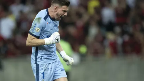 João Ricardo comemora defesa durante a partida entre Flamengo e Fortaleza no Brasileirão. (Sipa US / Alamy Stock Photo)