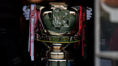 A taca da Copa do Brasil. foto: Thiago Ribeiro/AGIF