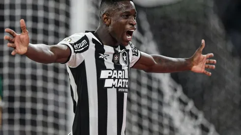 Luiz Henrique comemora sua assistência na partida entre Botafogo e Palmeiras, no Brasileirão. (Associated Press / Alamy Stock Photo)