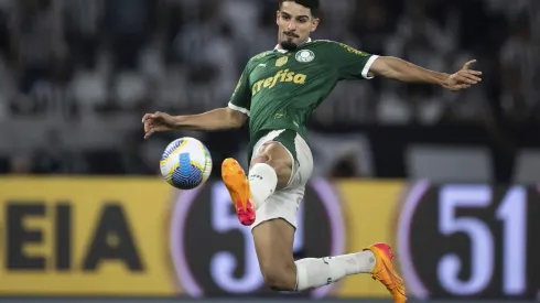 Flaco Lopez tenta alcançar a bola durante o confronto entre Botafogo e Palmeiras no Brasileirão. (Associated Press / Alamy Stock Photo)
