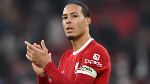 Van Dijk sinaliza positivo para deixar o Liverpool e assinar contrato milionário com novo clube. (Photo by Michael Regan/Getty Images)
