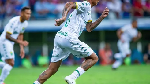 Deyverson em ação durante o confronto entre Bahia e Cuiabá, no Brasileirão. (Sipa US / Alamy Stock Photo)