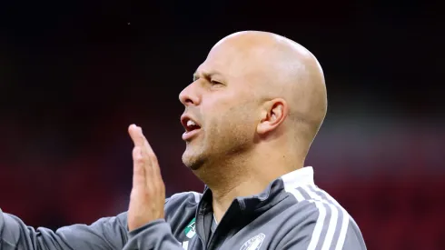 Liverpool: Arne Slot surpreende e coloca meia na lista de transferência. (Photo by Alex Pantling/Getty Images)