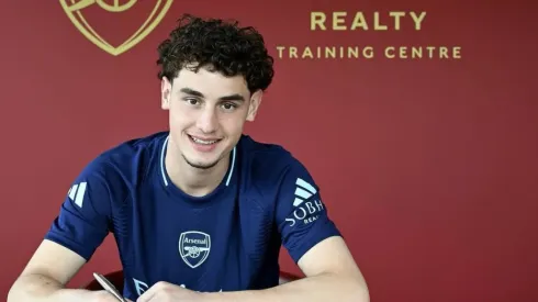 Tommy Setford, novo goleiro do Arsenal. (Foto: Divulgação/Arsenal)