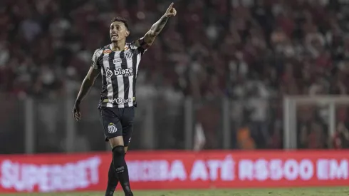 Diego Pituca orienta seus companheiros durante a partida entre Vila Nova e Santos, na Série B. (Associated Press / Alamy Stock Photo)