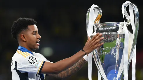 Rodrygo com a taça da Champions League. Foto: Justin Setterfield/Getty Images
