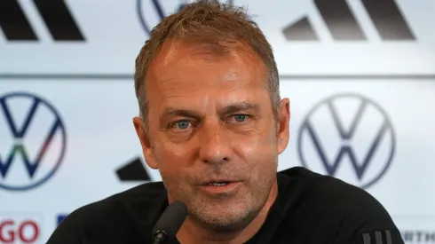 Barcelona: Flick ganha contratação de zagueiro após lesão de Araújo. (Photo by Andreas Schlichter/Getty Images)