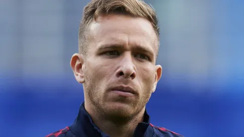 Campeão brasileiro tenta a contratação do meio-campista Arthur, ex-Barcelona (Photo by Juan Manuel Serrano Arce/Getty Images)
