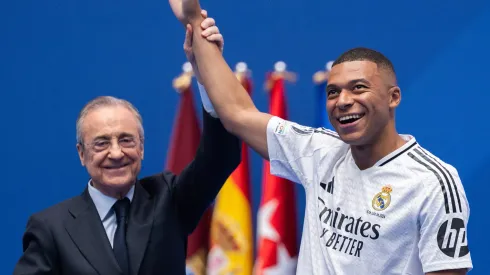 Florentino Pérez e Mbappé na apresentação do camisa 9 do Real Madrid. Foto: David Ramos/Getty Images