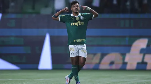 Gabriel Menino comemora o seu gol, na partida entre Palmeiras e Cruzeiro no Brasileirão. (Associated Press / Alamy Stock Photo)