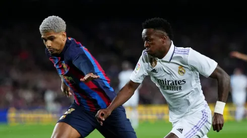 Ronald Araújo e Vini Jr disputam jogada no El Clásico. Foto: Alex Caparros/Getty Images
