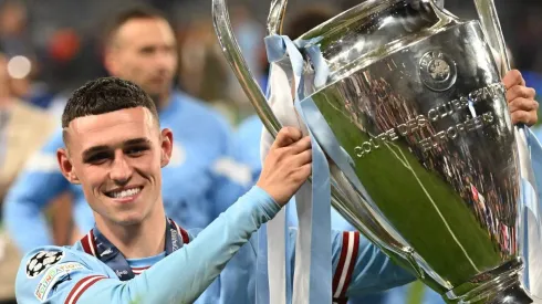 Phil Foden com a taça da Premier League. Foto: Amir Hosseini / Borna News