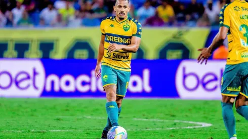 Fernando Sobral em ação durante a partida entre Cuiabá e Fluminense, pelo Brasileirão. (Sipa US / Alamy Stock Photo)