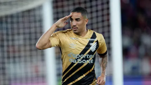 Christian durante a celebração de seu gol, na partida de ida entre Cerro Porteño e Athletico Paranaense. (Associated Press / Alamy Stock Photo)