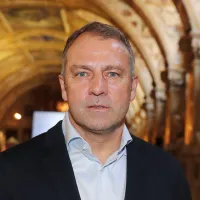 Hansi Flick discorda de Xavi mais uma vez e pede jogador no Barcelona: \'É fantástico\'