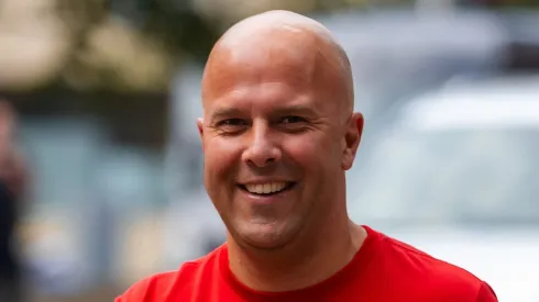 ARNE SLOT, TÉCNICO DO LIVERPOOL. FOTO: DIVULGAÇÃO/TWITTER/LIVERPOOL