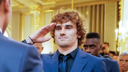Griezmann bate continência para o presidente da França. Foto: Hamilton/pool/ABACAPRESS.COM