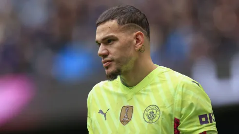 Ederson pode trocar o Manchester City pelo futebol saudita. (Photo by Conor Molloy/News Images)