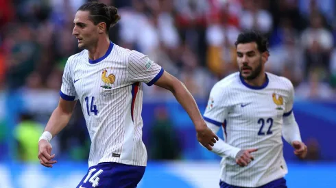 Liverpool recebe recusa de jogador da Seleção Francesa, mas o atleta deve atuar na Inglaterra.