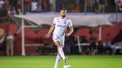 Fabrício Bruno em campo durante a partida entre Vitória e Flamengo, pelo Brasileirão. (Sipa US / Alamy Stock Photo)