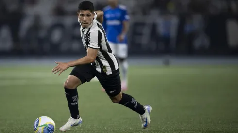 Savarino em campo durante o confronto entre Botafogo e Cruzeiro, pelo Brasileirão. (Associated Press / Alamy Stock Photo)