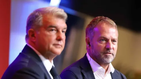 Barcelona: Hansi Flick contraria Laporta e quer vetar contratação acirrada.