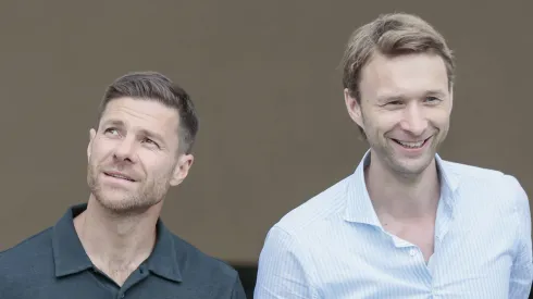 Xabi Alonso ao lado de dirigente do Bayer Leverkusen