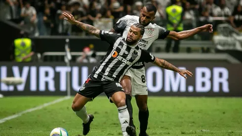 Otávio briga pela bola no confronto entre Atlético-MG e Corinthians, no Brasileirão. (Associated Press / Alamy Stock Photo)