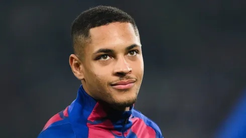 Vitor Roque vive momento desesperador no Barcelona e recebe oferta para dar adeus.
